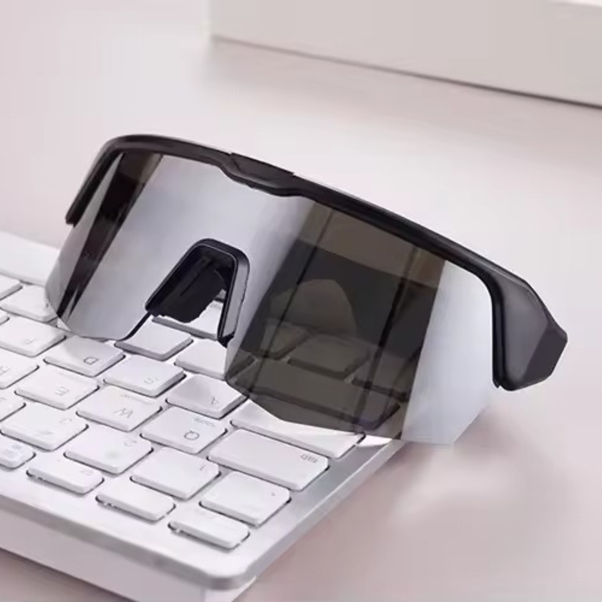 🕶️ Tint-adjustable sports sunglasses with built-in audio